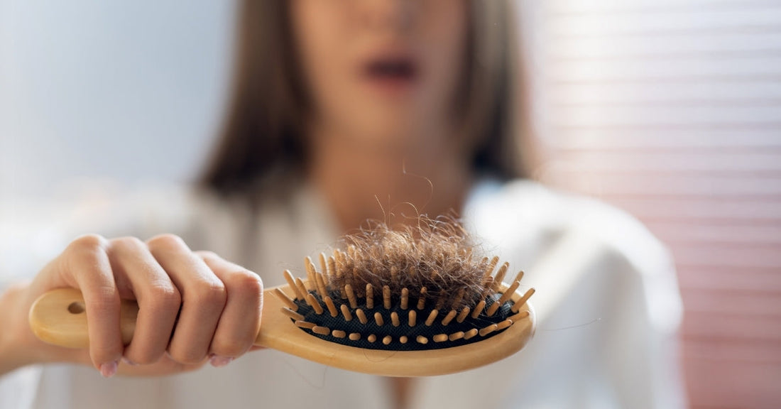 Warum deine Haare ausfallen – und was du wirklich tun kannst